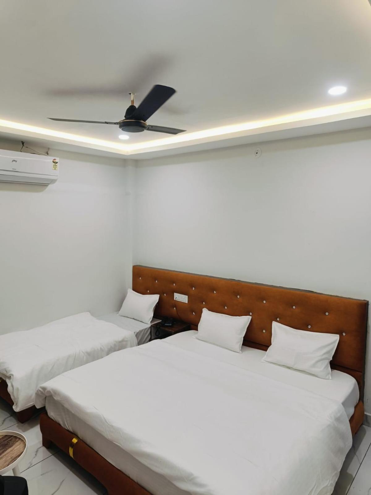 Hotel Shree Kedar Palace Ujjain Esterno foto